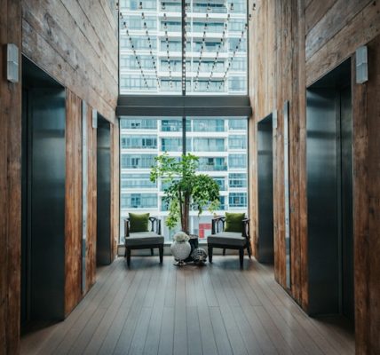 koridor dengan lift
